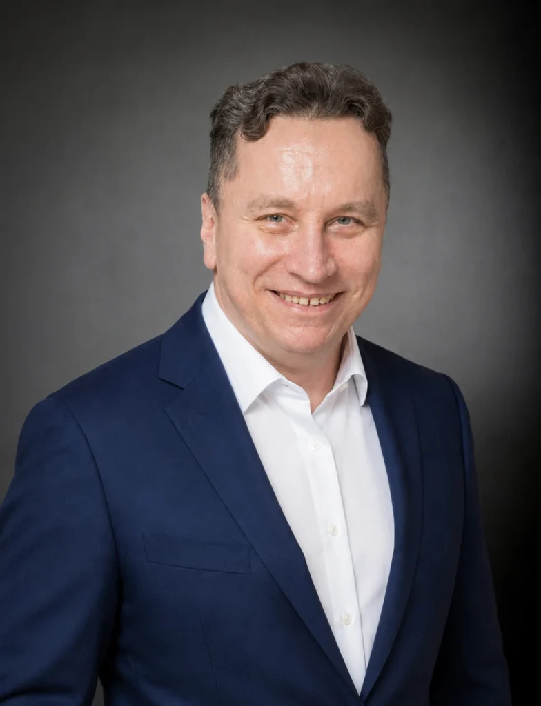 András Kék öltönyben